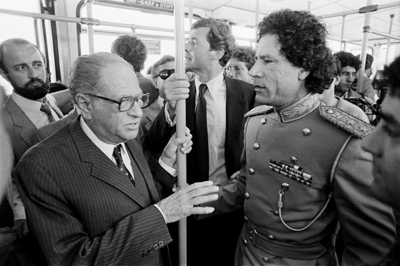 Wolfgang Sos Wien-Schwechat, März 1982: Der österreichische Bundeskanzler Dr. Bruno Kreisky und Muammar al Gaddafi fahren gemeinsam mit dem Vorfeldbus auf dem Flughafen Wien-Schwechat © Wolfgang Sos