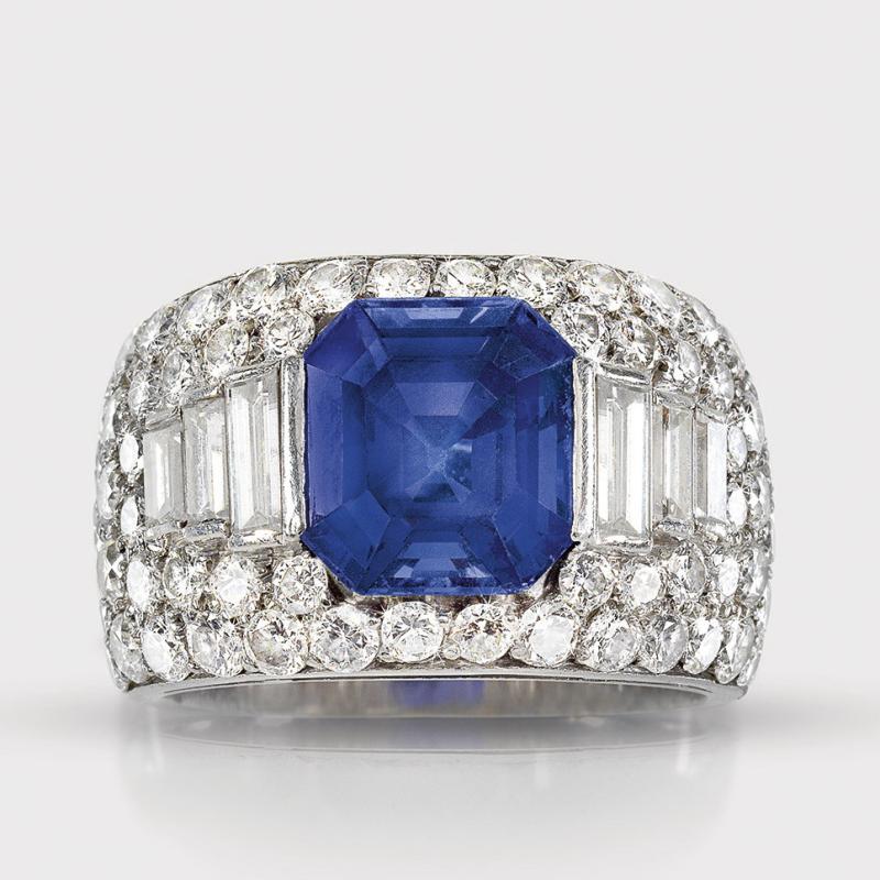 Bulgari-Ring, Trombino, mit unbehandeltem Saphir, ca. 5 ct., Platin 950, Brillanten un Diamanten, zus. ca. 3 ct., Arbeit um 1937, SSEF Gutachten liegt bei, Auktion 23. November 2017 Schätzwert € 45.000 - 65.000