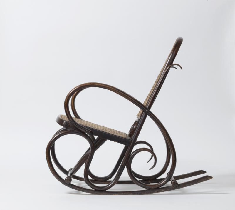 SCHAUKELFAUTEUIL, ÖSTERREICH  Unbekannt, Schaukelfauteuil, um 1885, Holz (Buchenbugholz), gebeizt; Rohrgeflecht. Hersteller: wohl Jacob & Josef Kohn, Wien, Österreich. Foto: A. Laurenzo  Unknown, rocking chair, about 1885. Wood (bent beech), stained; wickerwork. Producer: possibly Jacob & Josef Kohn, Vienna, Austria. Photo: A. Laurenzo