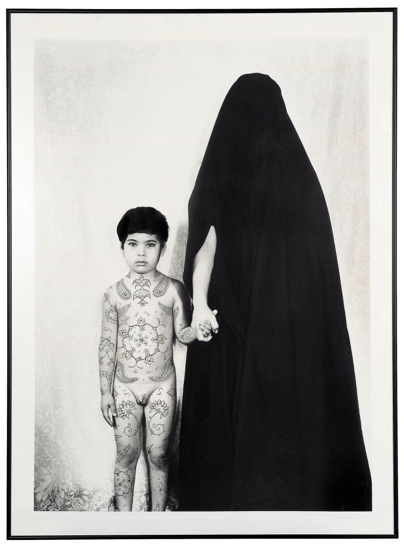 Shirin Neshat, „Ohne Titel“, 1996 (Aus der Serie: „Women of Allah“), Silbergelatine, Alurahmen, verglast, 166 × 122 cm, Neue Galerie Graz, Foto: Universalmuseum Joanneum/N. Lackner