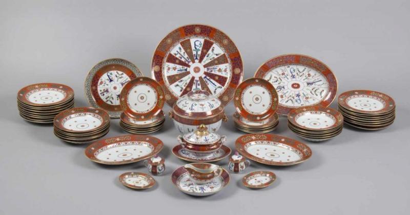 Umfangreiches Speiseservice für 12 Personen Dekor: Gödöllö. Polychrome Bemalung im Kakiemon-Stil auf ziegelrotem Fond. Goldrand. Aufrufpreis:	1.800 EUR