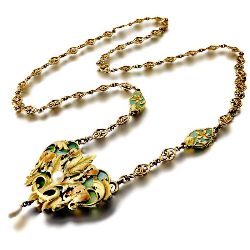 ((Bild Collier, Bildnachweis: Kunsthandel Wolfgang Gützlaf, Berlin)): Jugendstil-Collier aus Frankreich, um 1900, Gustave-Roger Sandoz zugeschrieben, bestehend aus 750er-Gelbgold, Email und Fensteremail, Perlen, präsentiert auf der Antik & Kunst von der Berliner Kunsthandlung Gützlaf.