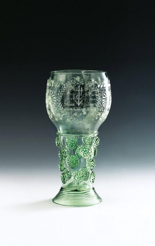 Römer mit dem Hauswappen des Johann Schütgen von Cöllen Rheinland oder Niederlande, datiert 1650 hellgrünes Glas, Diamantriss; H. 23,5 cm Schätzpreis: 35.000 – 70.000 €