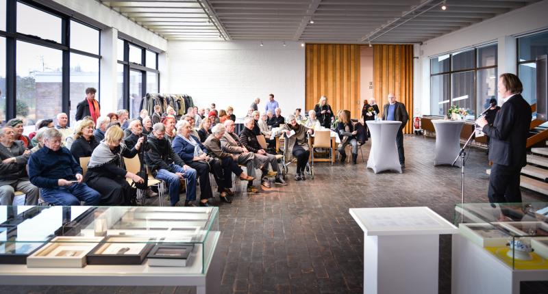 Dr. Uwe Neumann bei der Eröffnung der Ausstellung, Foto: Kunsthalle Rostock