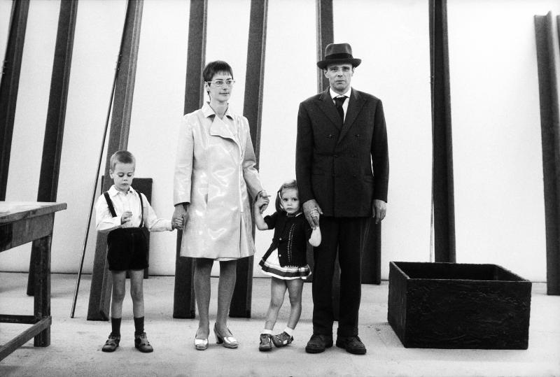 Robert Lübeck, Joseph und Eva Beuys mit ihren Kindern Wenzel und Jessyka im Beuys- Raum der 4. documenta, Kassel, 27. Juni 1968 © Archiv Robert Lebeck