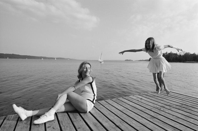 Robert Lübeck Mutter und Tochter auf dem Bootssteg aus der Fotoserie «Die geschiedene Frau», 5. Juni 1968 © Archiv Robert Lebeck