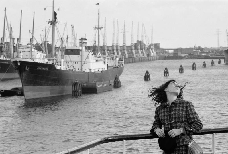 Robert Lübeck Die Affektmörderin Gisela Kreutzmann während eines Freigangs im Hamburger Hafen, 14. Oktober 1968 © Archiv Robert Lebeck