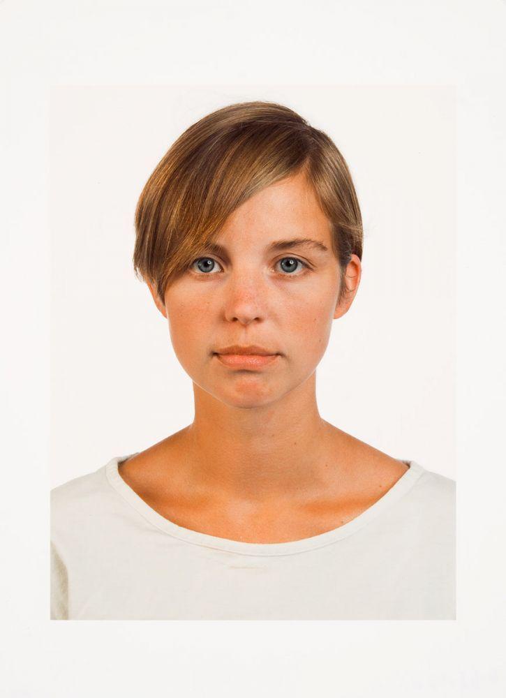 Thomas Ruff: Porträt 1989 (Isabelle Graw), 2012, C-Print, 22,4 x 17 cm