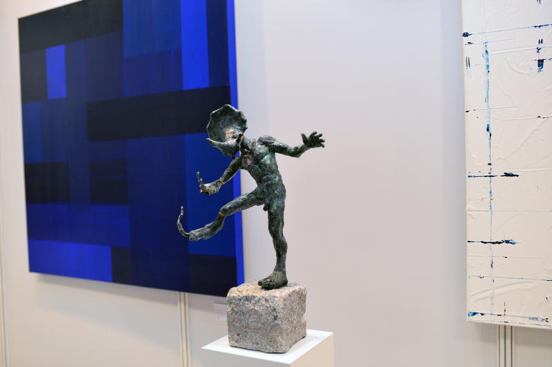 ((Bild Skulptur Bilder, Bildnachweis: Messe Sindelfingen)): Literarisch inspiriert: Die Bronzeskulptur der dänischen Bildhauerin Helle Rask Crawford zeigt die Kafka-Figur Gregor Samsa bei ihrer  Verwandlung zum Käfer. Auch auf der ARTe 2018 ist die Künstlerin wieder dabei.