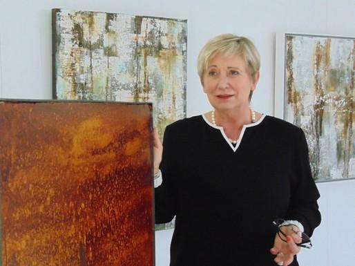 ((Bild Inge; Bildnachweis: Inge Louven, Galerie Atelier TonArt)): Beim Eröffnungstalk wie auch als Ausstellerin auf der ARTe mit dabei: Die Schweizer Galeristin und Künstlerin Inge Louven.