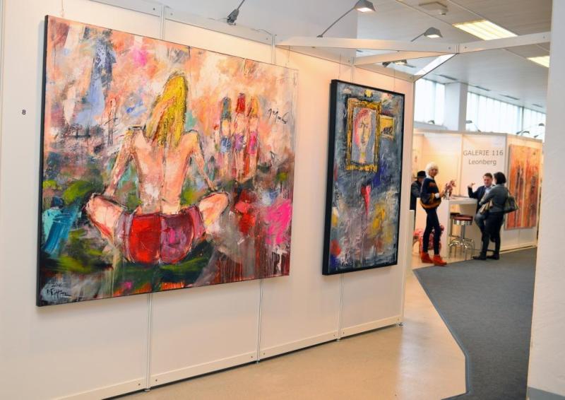 ((Bild Messegang ARTe; Bildnachweis: Messe Sindelfingen)): „Kunstvolles“ Flanieren: Der Besuch der ARTe ist ein Kunsterlebnis in sich.