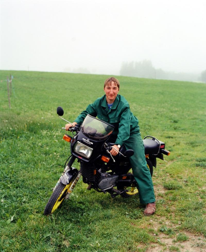 Bernhard Fuchs Junger Mann mit Motorrad, Bad Leonfelden, 1995 aus der Serie Portraits, chromogener Abzug, Fotosammlung des Bundes am Museum der Moderne Salzburg © Bernhard Fuchs