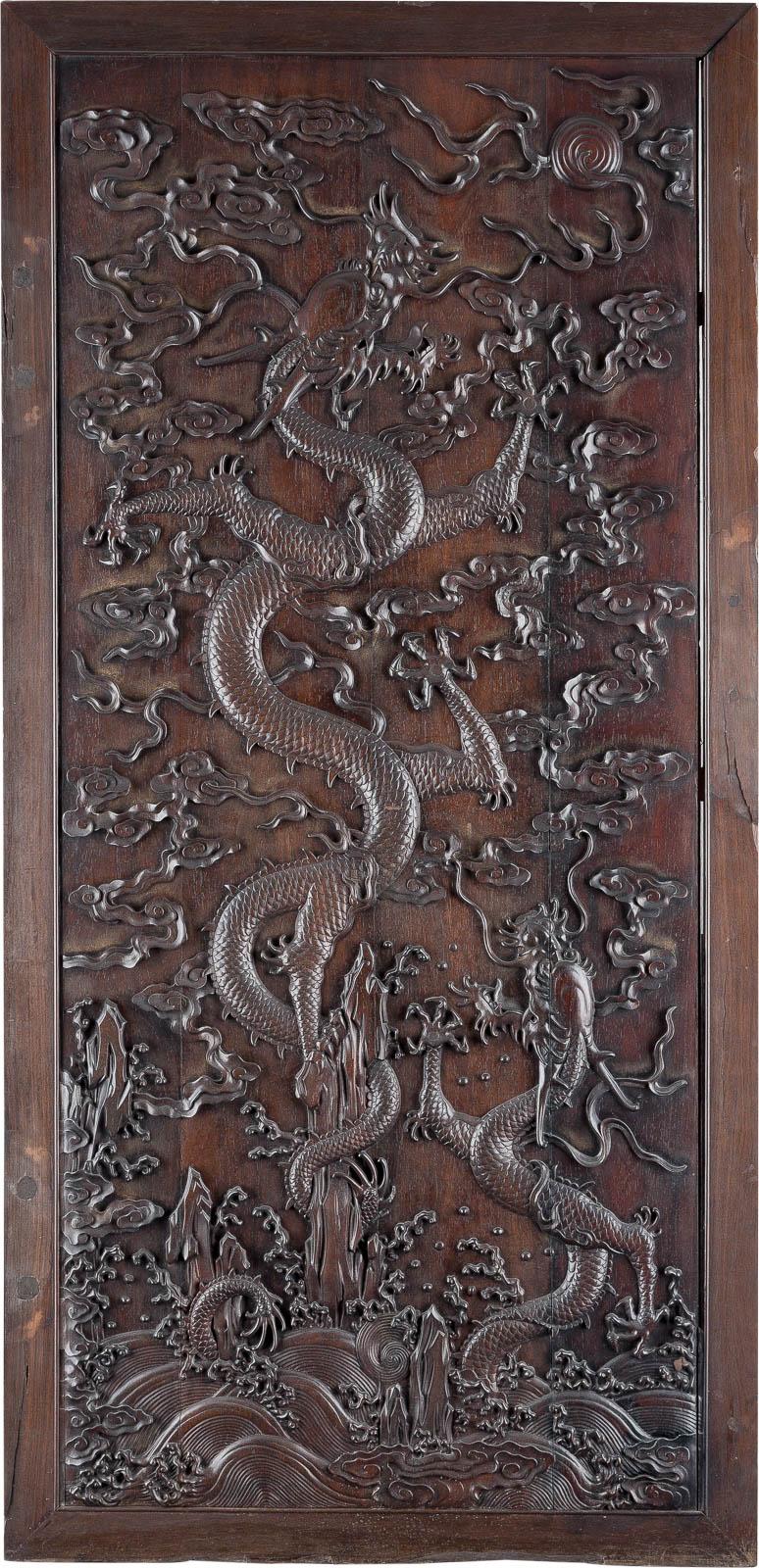 WANDVERTÄFELUNG MIT RELIEFIERTEN DRACHEN, China, 19. Jh., Zitan-Holz, schwarz gebeizt, fein ge-schnitzt. 161 cm x 78,5 cm.  Provenienz: Alte Düsseldorfer Privatsammlung. Erlös 256.200,- €