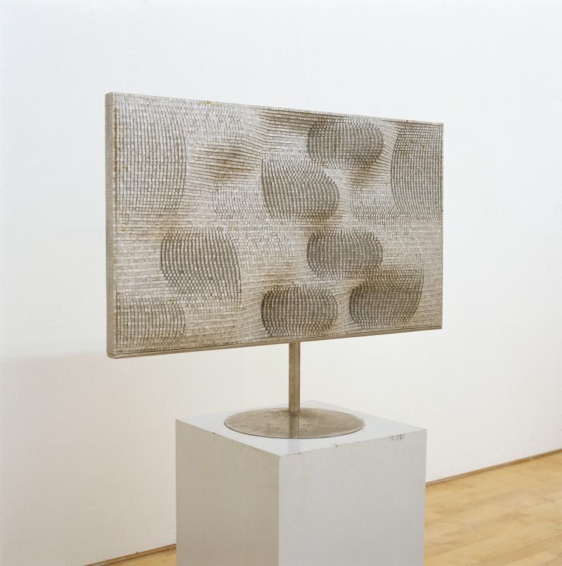 Vjenceslav Richter, "Geschlossene Sinusoiden", 1968, Aluminium auf Ständer aus Stahl, gesamt: 65 x 83,2 x 30,5 cm, Neue Galerie Graz, Foto: Universalmuseum Joanneum/N. Lackner