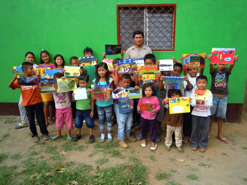 ((Bild DSCN 9436; Bildnachweis: Christin Feilmeier)): Kunstunterricht in der Grundschule von La Curva, Nicaragua: Das Bildungsprojekt „Artepintura“ profitiert von der diesjährigen Charity-Aktion ART4Kids.