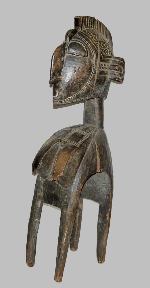 „Nimba“-Maske der Baga, Guinea Große Schultermaske, stilisierter weiblicher Kopf und Oberkörper, H 132 cm, Aufrufpreis:	1.200 EUR Schätzpreis:	12.000 - 16.000 EUR