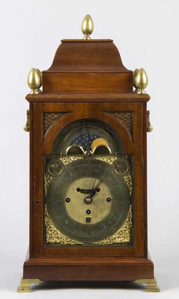 Bracket Clock Mahagonigehäuse. Vorder-und rückseitig Glastüre.  Aufrufpreis:	3.500 EUR