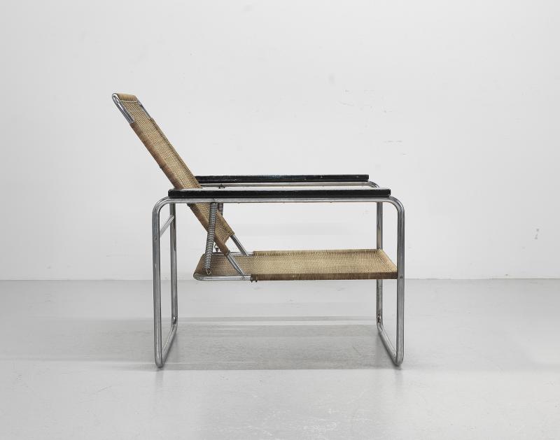 Seltene Sitzmaschine B 25, Entwurf Marcel Breuer, 1928/29, Ausführung Thonet/Frankenberg, um 1930, Konstruktion aus Stahlrohr mit mehrfach verstellbarer Rückenlehne, Sitz und Rückenlehne aus Peddigrohr, Schätzwert € 12.000 - 20.000