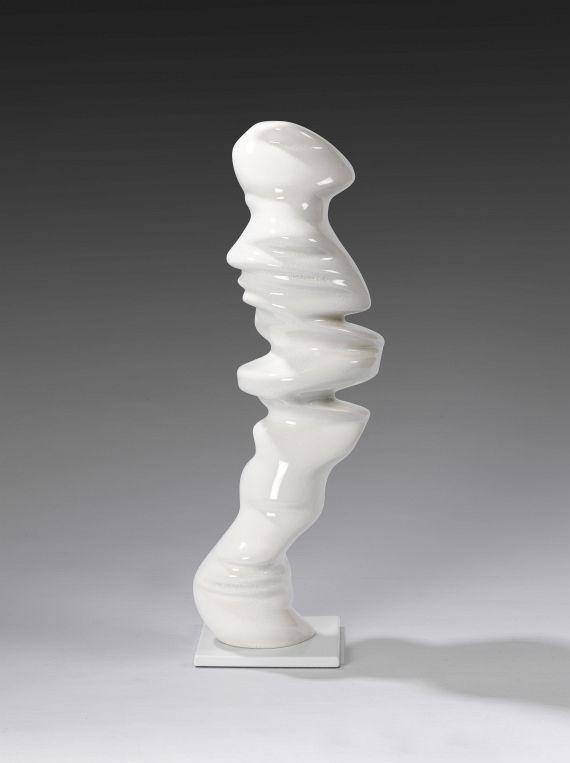 Tony Cragg - Point of View Bild vergrößern + Objektbeschreibung Point of View. 2012. Multiple. Keramikobjekt mit Craquelée-Glasur. Auf Keramikplinthe montiert.  Auf der Standfläche signiert, datiert und handschriftlich nummeriert, mit dem Künstlersignet, sowie typografisch betitelt und bezeichnet sowie mit dem Editions- und Manufakturvermerk. Aus einer Auflage von 25 Exemplaren. Höhe: ca. 46 cm (18,1 in).  Hergestellt von der Porzellanmanufaktur Fürstenberg. Herausgegeben von der Kestner Gesel