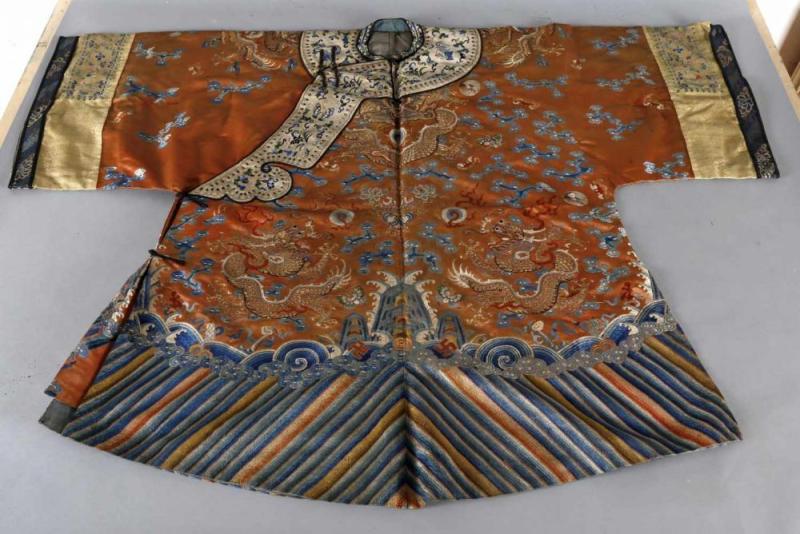 Prachtvolle bestickte Drachenrobe, China, 19. Jh. Schätzpreis:	500 EUR