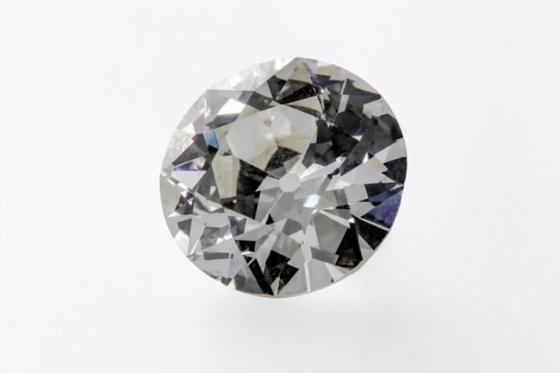 Altschliff-Brillant 4.74 ct Gemäß Gutachten der Diamantprüflabor GmbH Idar-Oberstein vom 21.03.2018 liegen folgende Eigenschaften vor: Reinheit: si 1, Farbe: Getönt (N,O) - very light yellow - Maße: 11,24 - 11,40 x 5,78 mm Gesamtverhältnis: 51,1Ø Kalette: Groß Floureszenz: Keine Tafelgröße: 52Ø Oberteilhöhe: 36,5Ø Rundiste: 3Ø gerieben Mindestpreis:	10.000 EUR