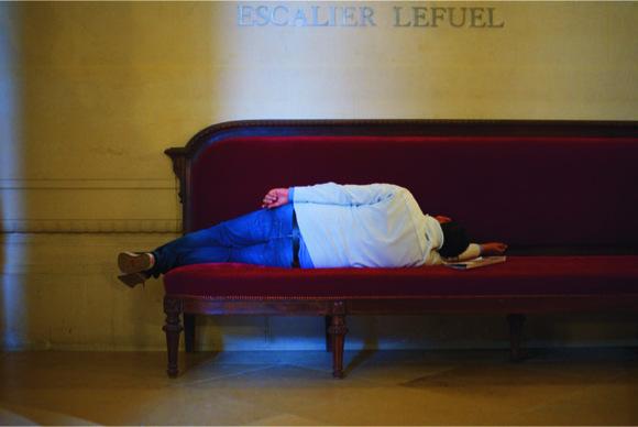 Abbildung: Stefan Draschan, aus der Serie: People Sleeping in Museums, Fotografie, 2015