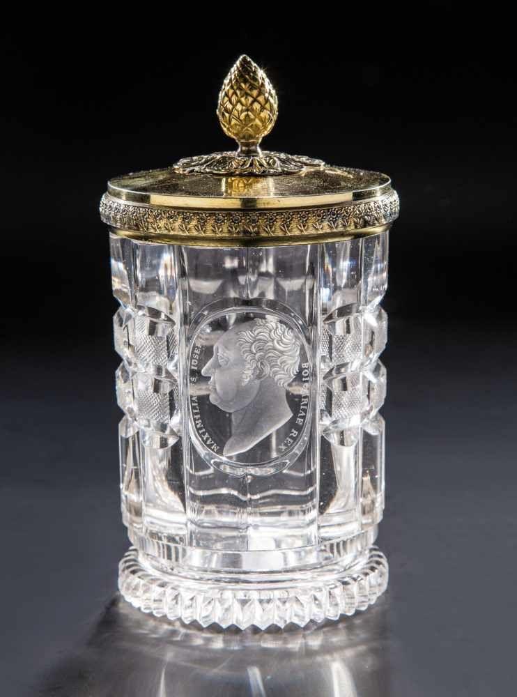 Seltener Deckelbecher mit König Maximilian I. Joseph von Bayern Glas Harrachsche Hütte, Neuwelt, Schnitt Dominik Biemann zugeschrieben, um 1835  Zuschlagspreis:	3.300 EUR