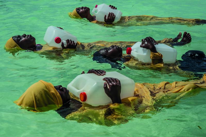 25. Oktober 2016 Schülerinnen der Kijini Grundschule wird das Schwimmen und das Durchführen von Rettungsmaßnahmen beigebracht, Indischer Ozean, vor Muyuni Beach, Sansibar. Anna Boyiazis