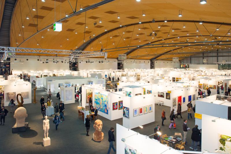 Blick in die Halle 2 mit dem Skulpturenplatz von „Die Galerie“ des Künstlers Aron Demetz Foto: KMK/Jürgen Rösner