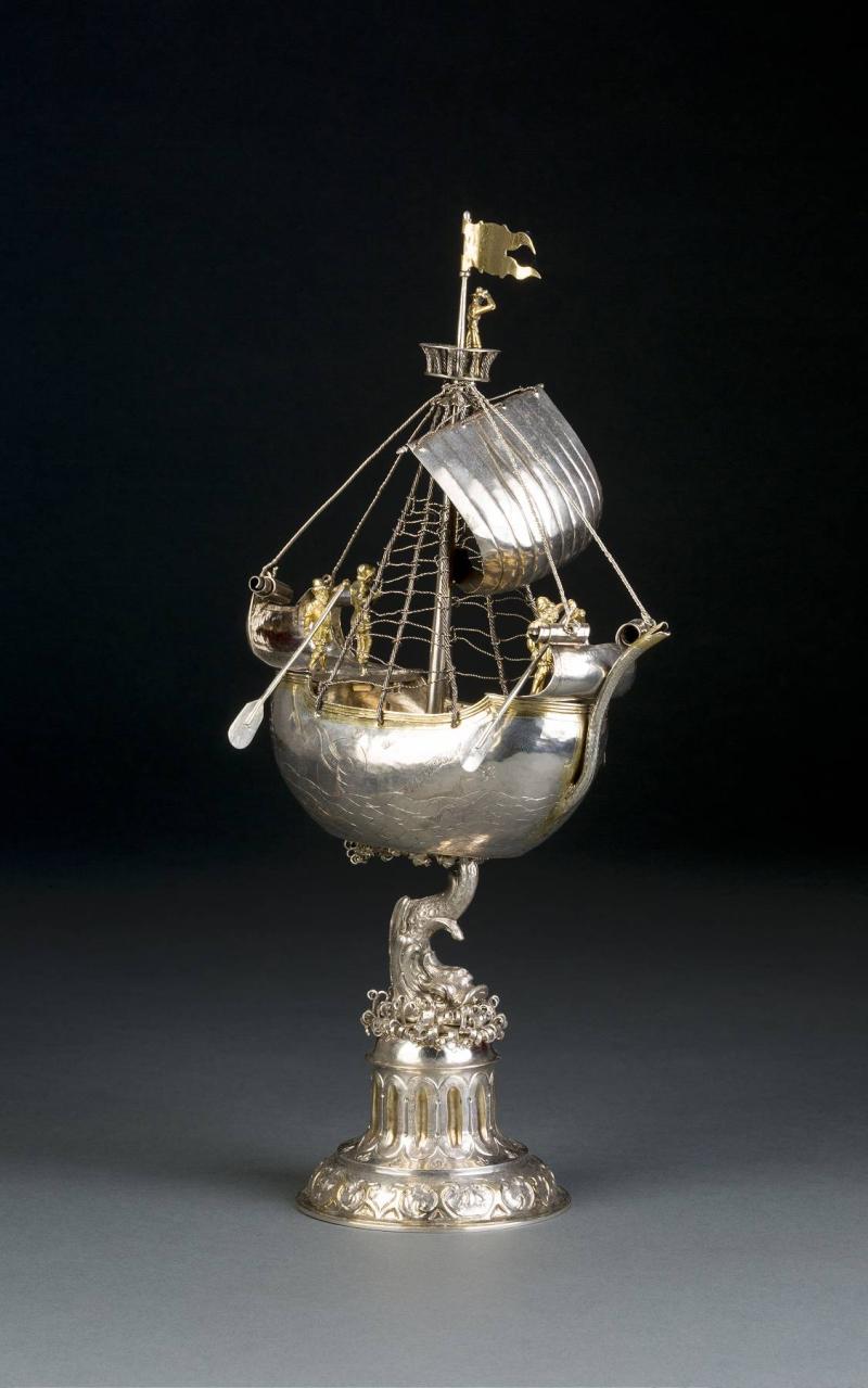 PRUNKVOLLER SILBERPOKAL IN FORM EINES SCHIFFES, Silber, getrieben, teils vergoldet. Höhe ca. 32,5 cm, 427 g, Stadt Ulm, Meister ‚BS‘, um 1570. Limit: 35.000,- €