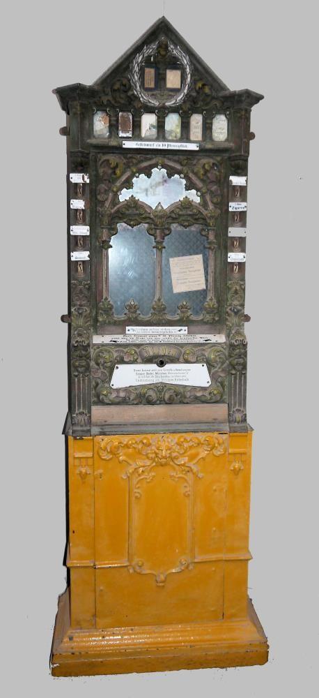 Stollwerck-Warenautomat „Hermes“ von Sielaff, Berlin um 1889/90 Spektakulärer Lagerfund: Einer der weltweit ersten Verkaufsautomaten, entwickelt von der Schokoladenfabrik Stollwerck und gebaut von der Firma Sielaff, Berlin, Modell „Hermes“  Schätzpreis:	5.000 - 8.000 EUR