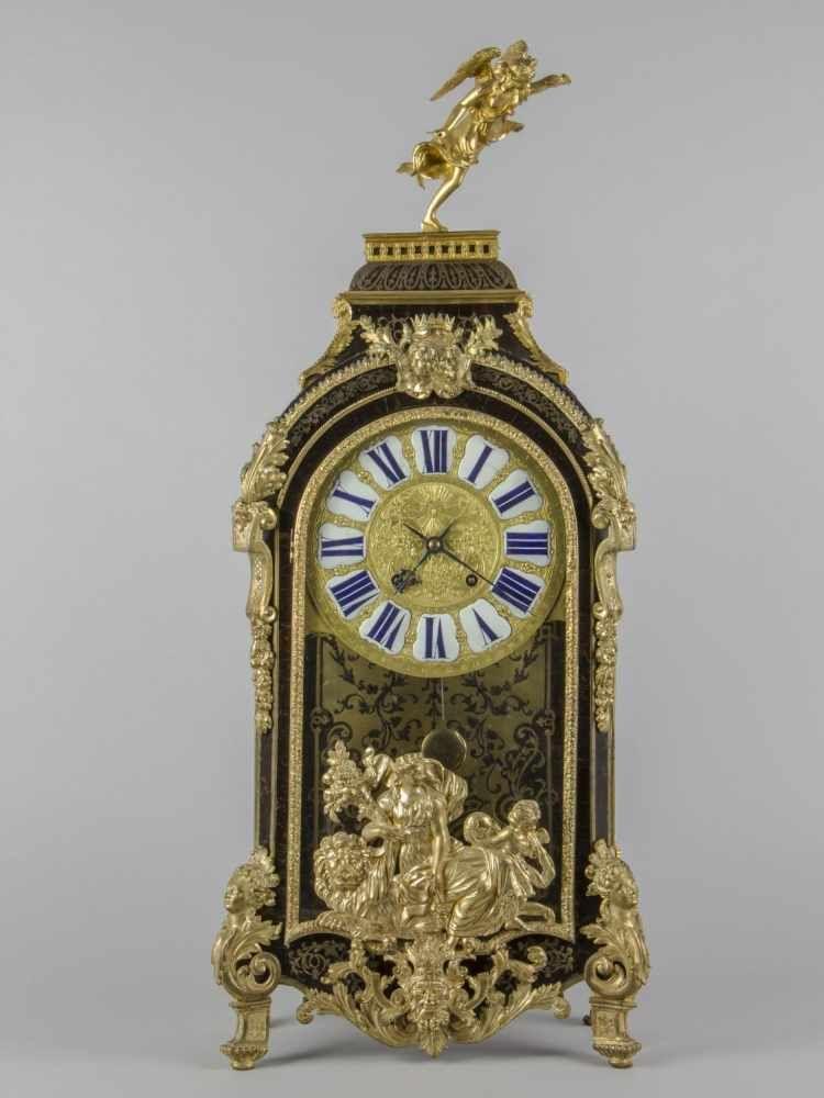 Boulle-Pendule Geschweiftes Holzgehäuse.  Aufrufpreis:	2.200 EUR