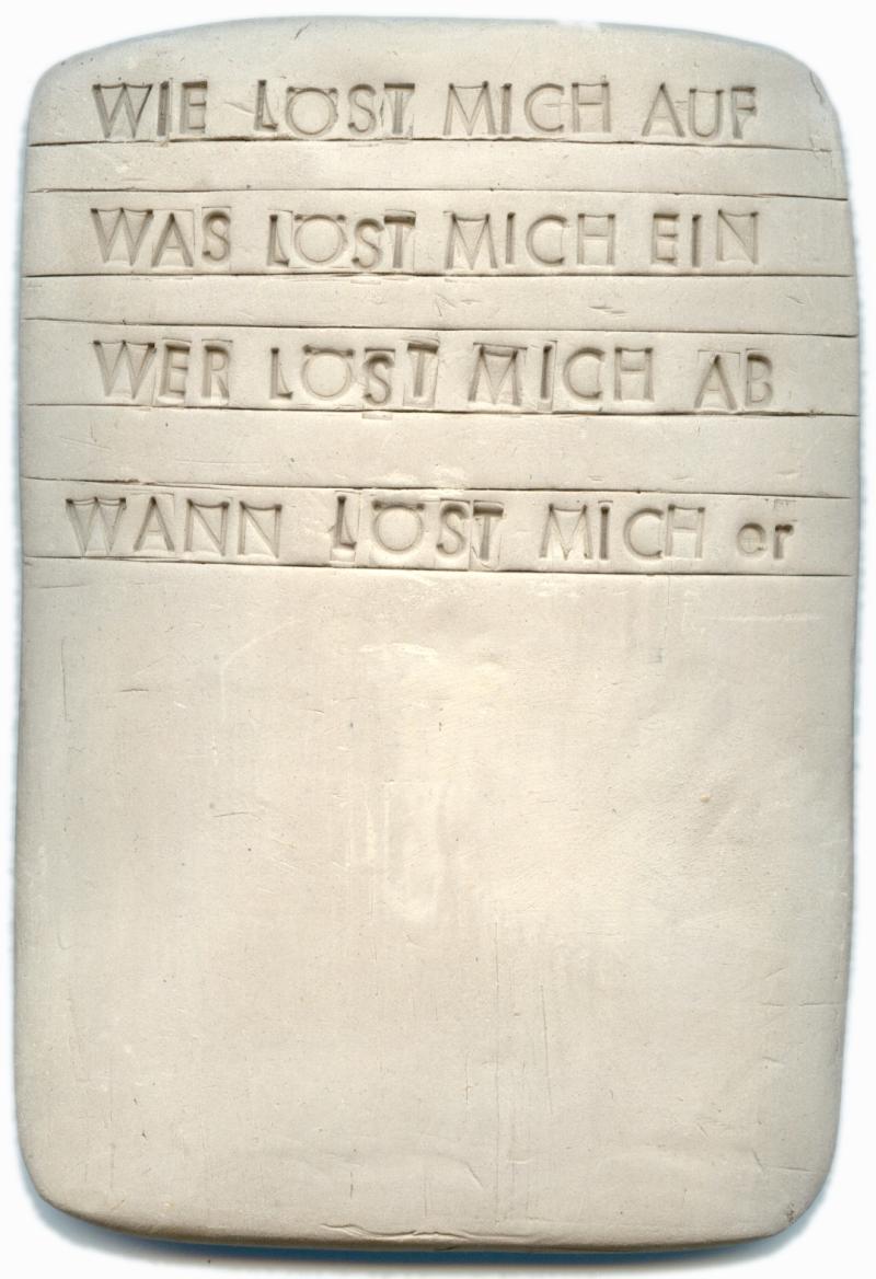 Konrad Balder Schäuffelen LOSLÖSELOS München, 1976 12,58,8x1 cm, Unikat, signiert ungebrannter Ton mit eingedrücktem Text Foto: AAP, Hubert Kretschmer