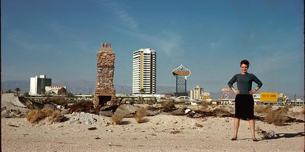 Denise Scott Brown vor der Skyline von Las Vegas, 1972 © Robert Venturi