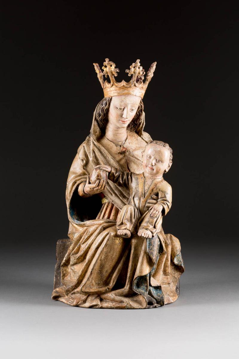 MADONNA MIT DEM CHRISTUSKIND, Süddeutschland oder Öster-reich, um 1450/1480. Lindenholz, plastisch geschnitzt, polychrom gefasst, teils vergoldet. H. 61 cm. Provenienz: Deutsche Privat-sammlung. Erlös 22.500,-€