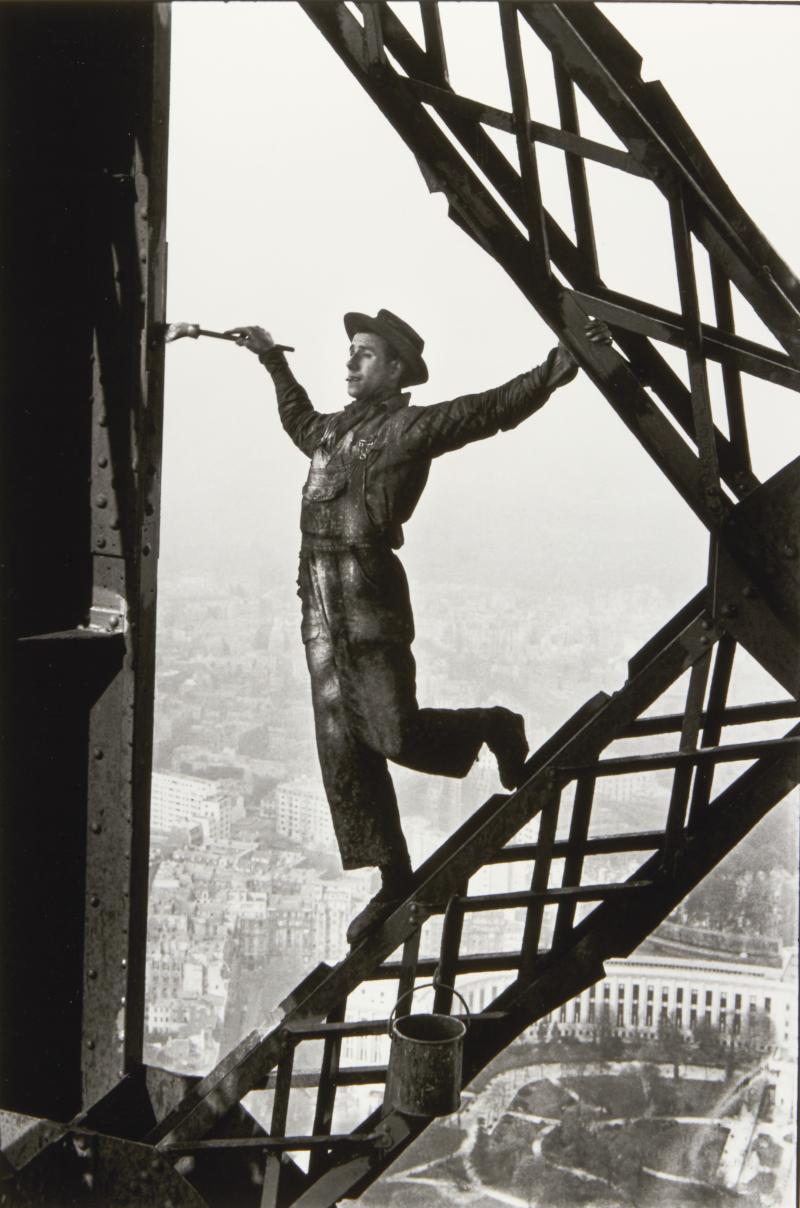 MARC RIBOUD (1923–2016) ‘Le Peintre de la Tour Eiffel’, Paris 1953 Silbergelatine-Abzug, 1990er-Jahre 36,2x24cm Rückseitig signiert und gestempelt Startpreis: 2.800 € / Schätzpreis: € 4.500-5.000