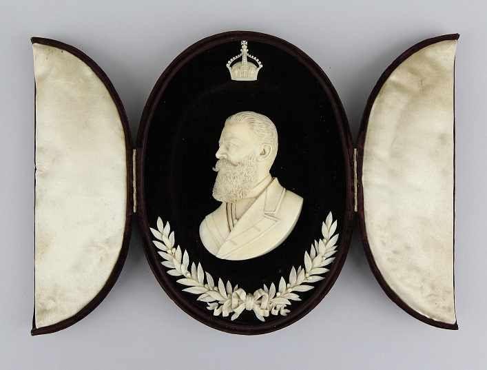 Elfenbein - Brustportrait "Friedrich III. von Preussen"  Elfenbein geschnitzt, Brustportrait Friedrich Wilhelm III. mit großem Lorbeerkranz unter der deutschen Kaiserkrone, am Rand signiert "W.Högh. Sc.", original montiert in ovalem, weinrotem Samtetui mit Flügeltüren, 21 x 15,5 cm Mindestpreis:	1.500 EUR