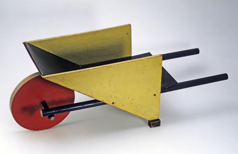 Gerrit Thomas Rietveld SPIELZEUGSCHUBKARRE um 1920 Holz, farbig gefasst Badisches Landesmuseum Karlsruhe © VG Bild-Kunst, Bonn 2018