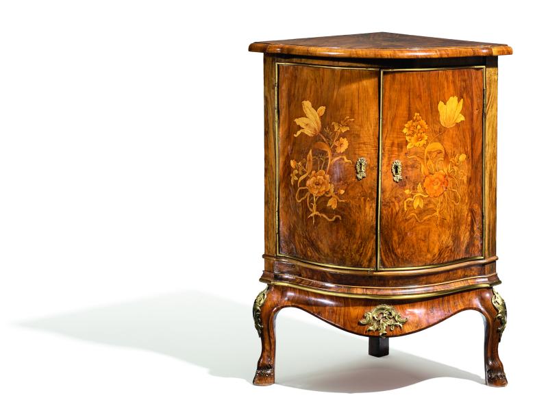 Musealer Rokoko Eckschrank mit reichen floralen Einlagen  Um 1765-70 Abraham und David Roentgen Manufaktur  Taxe: 20.000 - 30.000 Euro