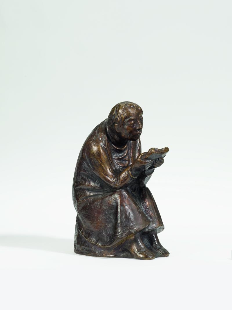 Ernst Barlach (1870 - 1938)  Der Buchleser | 1936 (Entwurf) | Bronze, braun patiniert | 45,2 x 20,5 x 32,5cm  Taxe: 40.000 - 60.000 Euro