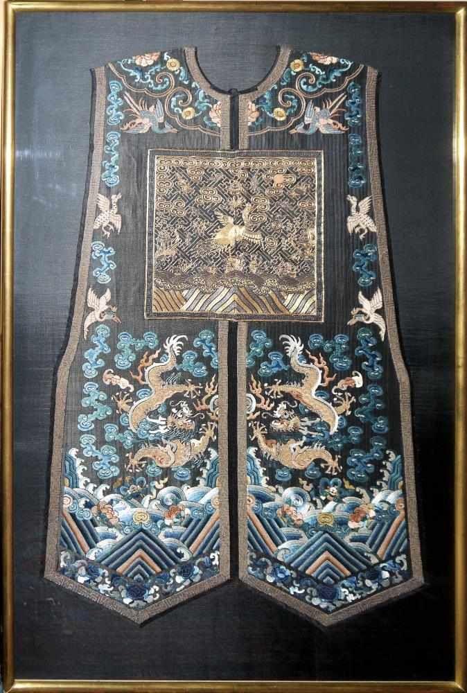 Vollständiges Beamtengewand mit Mandarin-Quadrat (Buzi), Qing-Zeit, China 19. Jh. Seidengewand einer weiblichen Offiziellen, Aufrufpreis:	1.500 EUR Schätzpreis:	3.000 - 4.000 EUR