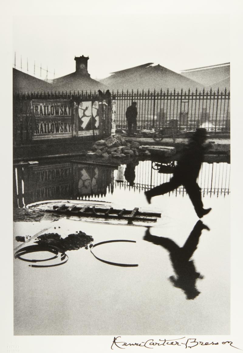 HENRI CARTIER-BRESSON (1908–2004) ‘Derrière la Gare Saint-Lazare’, Paris 1932 Silbergelatine-Abzug, 1990er-Jahre 35,7 x 24,1 cm Vorne im Rand signiert, rückseitig Copyright-Stempel © WestLicht Photo Auction