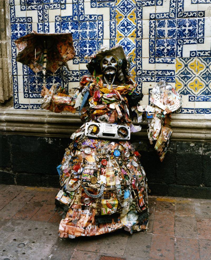 Lisl Ponger ￼Ohne Titel, 2013 Aus der Serie La Catrina or another Mexican Afternoon Chromogener Abzug © Lisl Ponger / Bildrecht, Wien, 2018