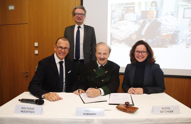 Vertragsunterzeichnung, v. l. n. r.: wissenschaftlicher Direktor des UMJ Wolfgang Muchitsch, Landesrat Christopher Drexler, Historiker und Sammler Karl A. Kubinzky und kaufmännische Direktorin des UMJ Alexia Getzinger, Foto: Universalmuseum Joanneum/J.J. Kucek