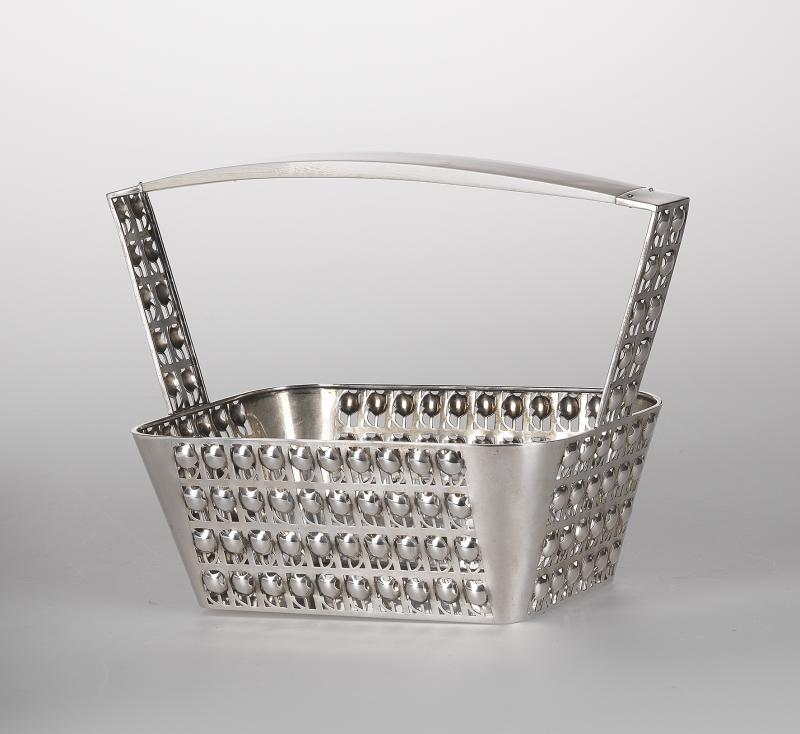 Josef Hoffmann Brotkorb, Wiener Werkstätte, vor 1909, Silber, Dekor: Efeu gebuckelt, Griff zum Teil aus Elfenbein Schätzwert € 25.000 – 40.000