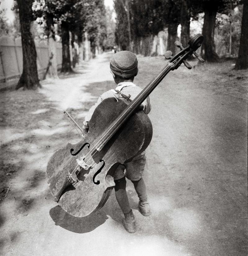 Eva Besnyö, Junge mit dem Cello, Balaton, Ungarn, 1931, Silbergelatine © Eva Besnyö / MAI