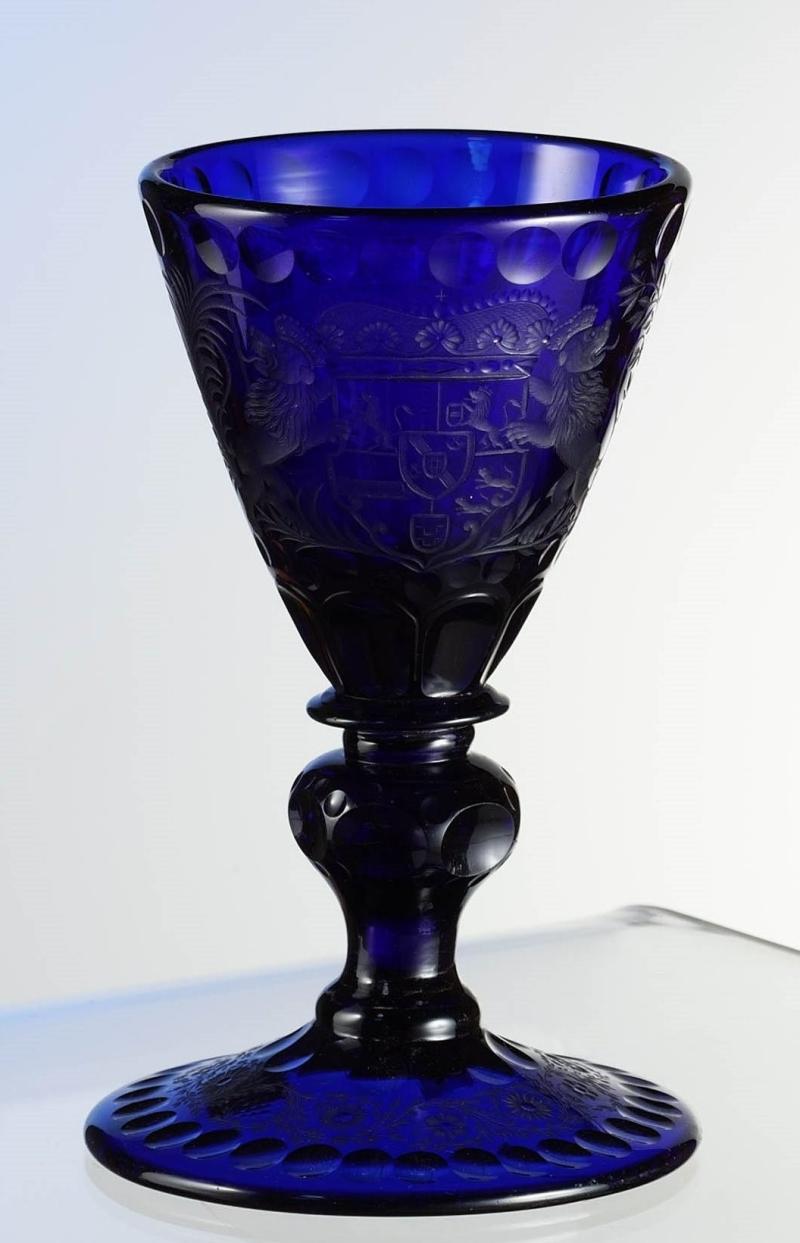 Blauer Trichterpokal mit Wappen und Spiegelmonogramm AR/RA, Potsdam, 1687/88 ©Potsdam Museum, Foto: Holger Vonderlind