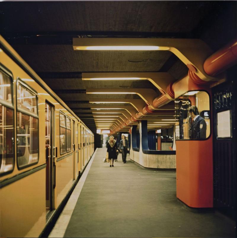 Ralf Schüler und Ursulina Schüler-Witte  U-Bahnhof Schloßstraße, Bahnsteig  1974, Berlinische Galerie © Berlinische Galerie