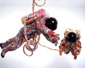 Yinka Shonibare MBE Space Walk, 2002 Baumwollgewebe mit Siebdruck, Fiberglas, Sperrholz, Vinyl, Kunststoff, Stahl, Astronauten je 212 x 63 x 56 cm Foto: Yinka Shonibare MBE, Courtesy Stephen Friedman Gallery, London, © 2018 ProLitteris, Zürich