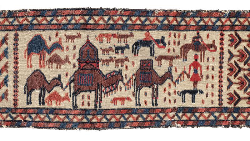 Yomud Ag yüp Fragment, Westturkestan, ca. 935 x 32 cm, frühes 19. Jh., das luxuriöse Zeltband in Mischtechnik wurde nach oben hin beschnitten und ist am Anfang mit einem broschierten Kelimansatz und einer unleserlich eingearbeiteten Inschrift gefertigt, Abschnitt mit Hochzeitskarawane mit Reitern, Vierbeinern und einem Karawanenführer, welcher die versteckte Braut im Brautkorb zum Bräutigam führt, Detailfoto, Schätzwert € 10.000 - 12.000